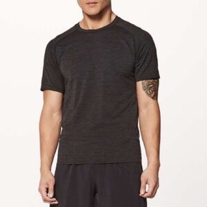 Lululemon Men’s Metal Vent Tech Short Sleeve in Deep Coal / Black Size M